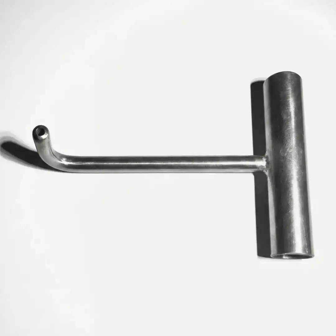 Un gancho largo con manillar de acero inoxidable multiuso. · cb-36 · Reino Parrilla
