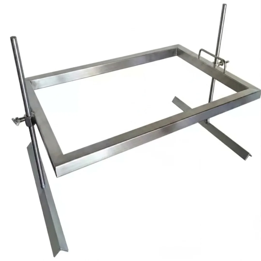 Un marco rectangular con soporte ajustable para acampar. · cb-43 · Reino Parrilla