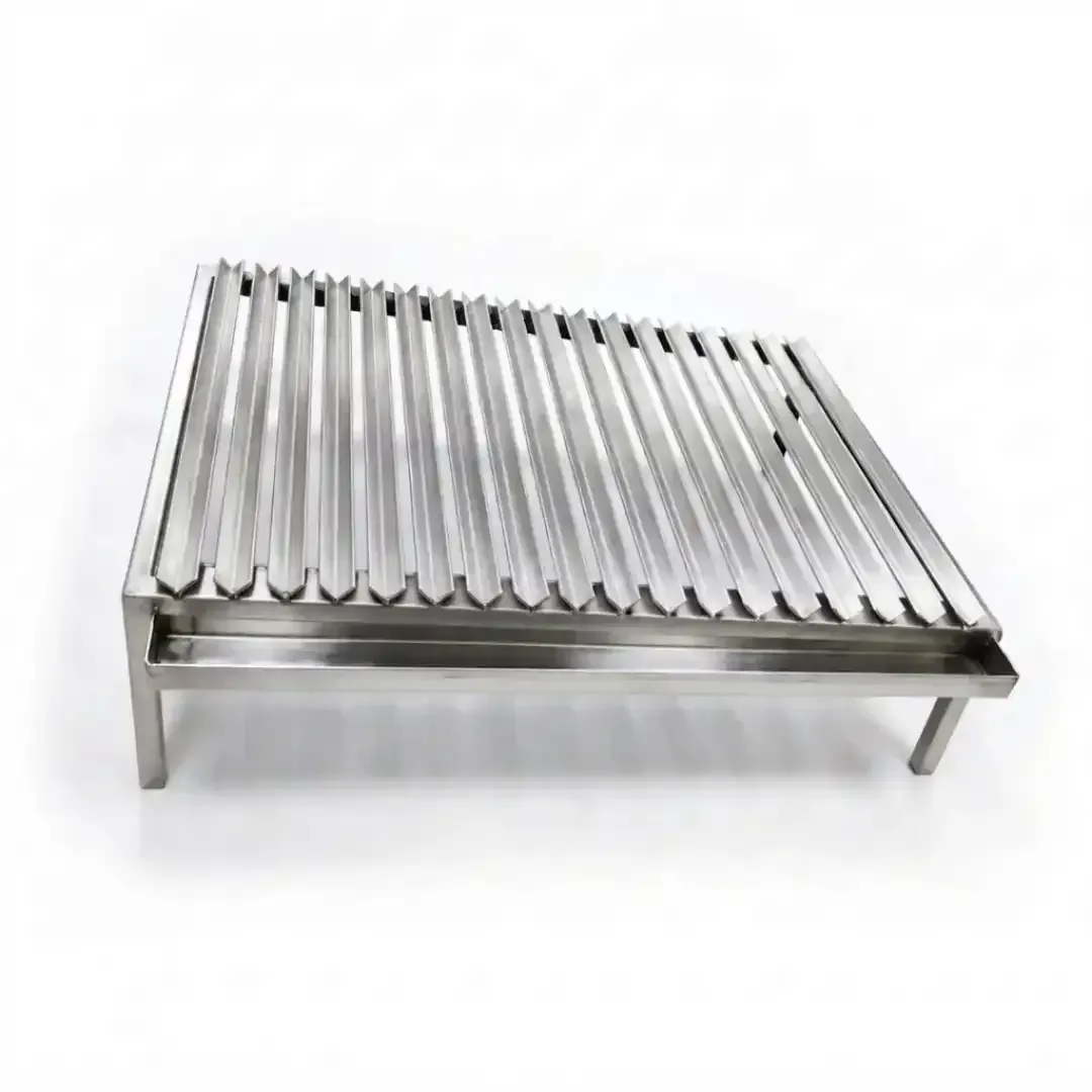 superficie de parrillas en forma de V y acumulador desmontables de acero inoxidable, en un marco rectangular inclinado con patas de acero inoxidable. · cb-8-4 · Reino Parrilla