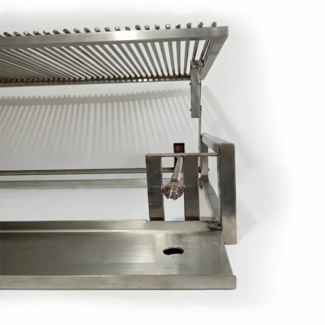 Unas parrillas de barra maciza redonda y churrasquera en marco con base alza parrilla frontal de acero inoxidable. · cb-25 · Reino Parrilla