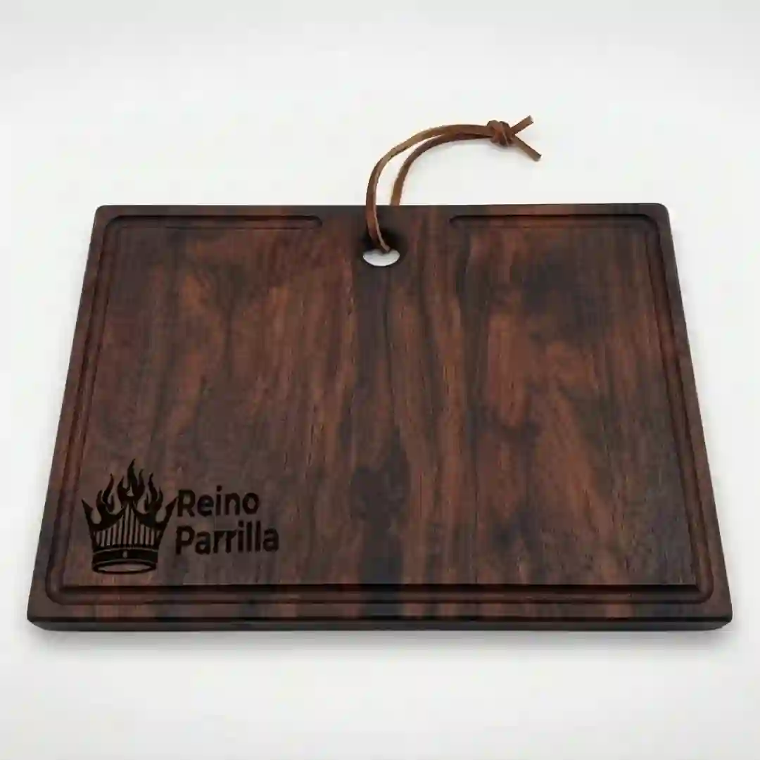 Una tabla de madera para picar alimentos. · cb-67 · Reino Parrilla